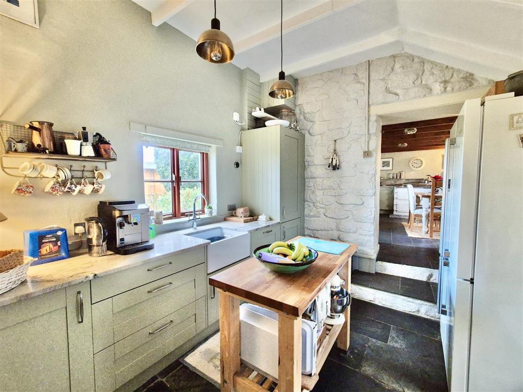 Lot: 109 - THATCHED DECEPTIVELY SPACIOUS DETACHED COTTAGE WITH GARDENS AND PARKING - Further kitchen area